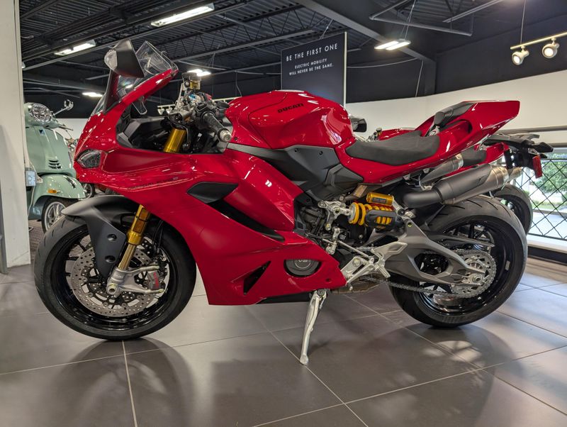2025 Ducati PANIGALE V2SImage 2