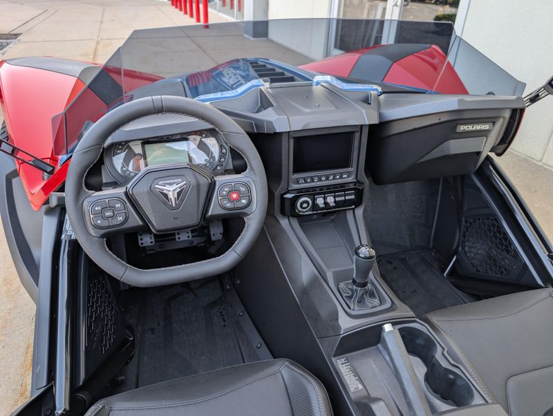 2025 Polaris SLINGSHOT SLR MANUALImage 4