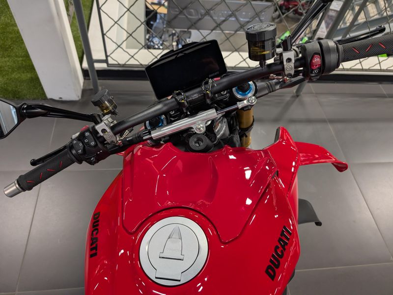 2025 Ducati STREETFIGHTER V4SImage 3