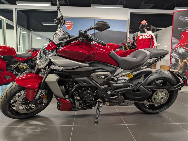 2026 Ducati X DIAVEL V4Image 2