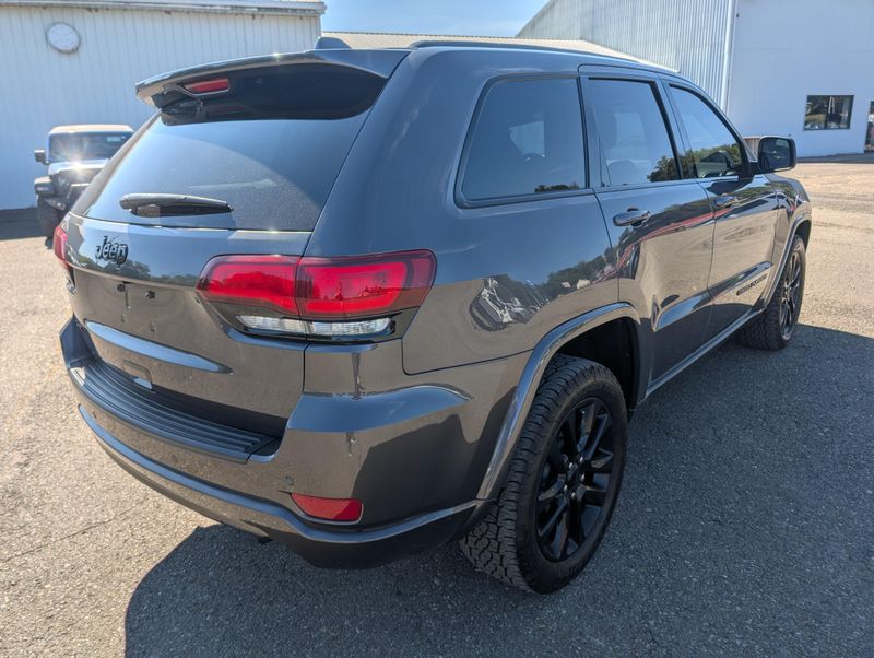 2021 Jeep Grand Cherokee Laredo X photo 4