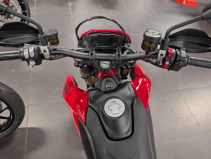 2025 Ducati HYPERMOTARD 698Image 4