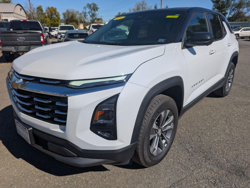2025 Chevrolet Equinox LT photo 3