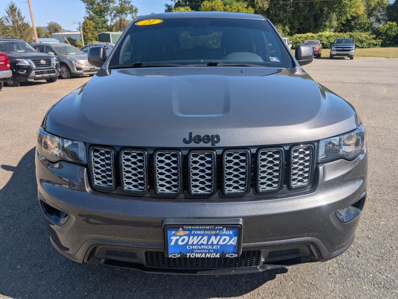 2021 Jeep Grand Cherokee Laredo X photo 2
