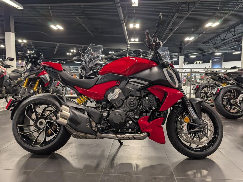 2025 Ducati DIAVEL V4Image 2