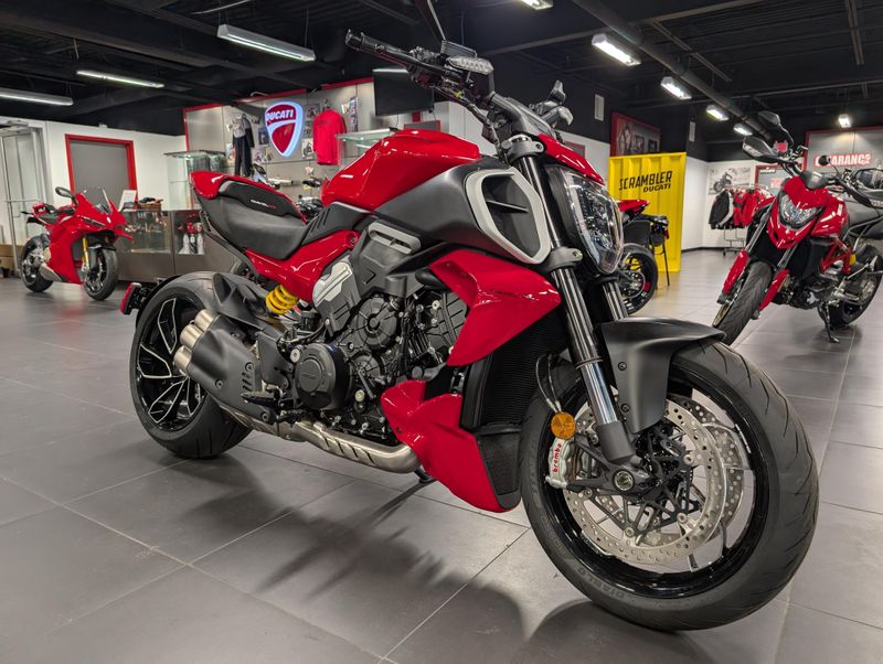 2025 Ducati DIAVEL V4Image 1