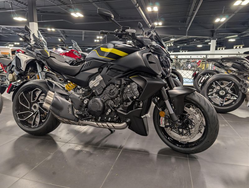 2026 Ducati DIAVEL V4Image 1