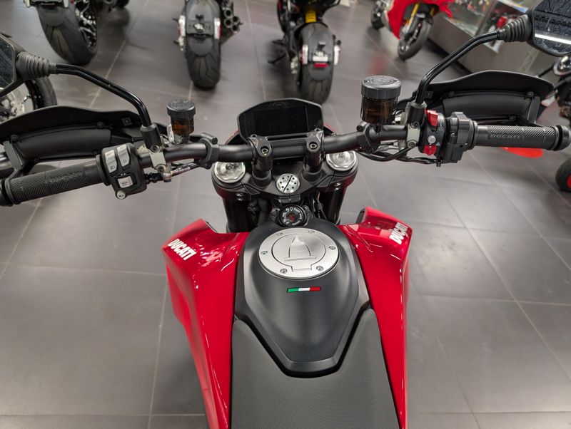 2025 Ducati HYPERMOTARD 950Image 4