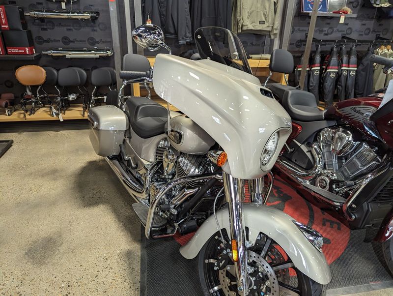 2023 INDIAN MOTORCYCLE CHIEFTAIN LIMITED SILVER QUARTZ MTLC 49ST in a SILVER exterior color. Family PowerSports (877) 886-1997 familypowersports.com 