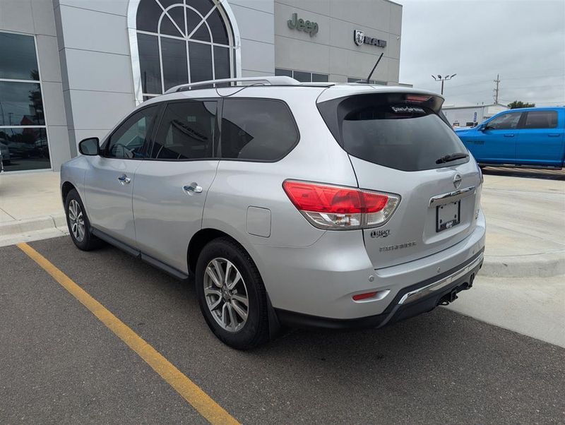 2013 Nissan Pathfinder SV photo 3