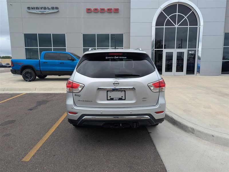 2013 Nissan Pathfinder SV photo 4