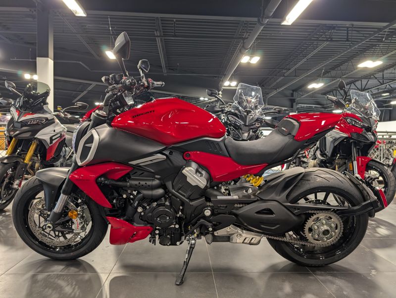 2025 Ducati DIAVEL V4Image 3