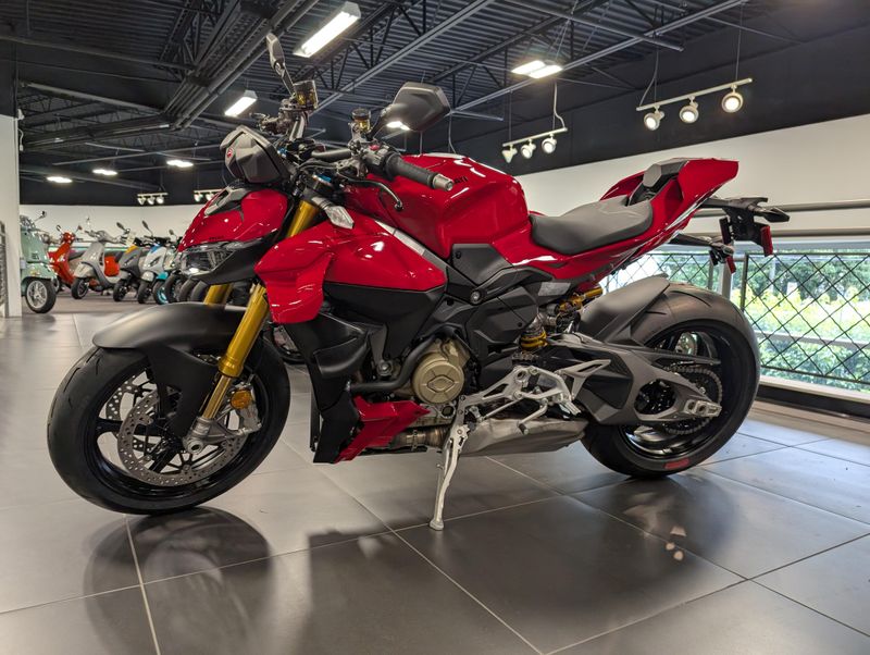 2025 Ducati STREETFIGHTER V4SImage 2