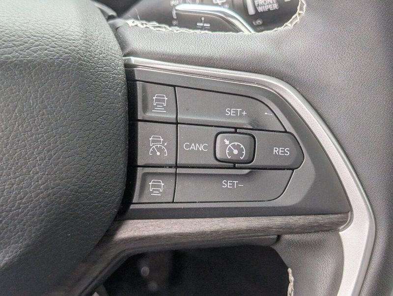 2024 Jeep Grand Cherokee Limited photo 9