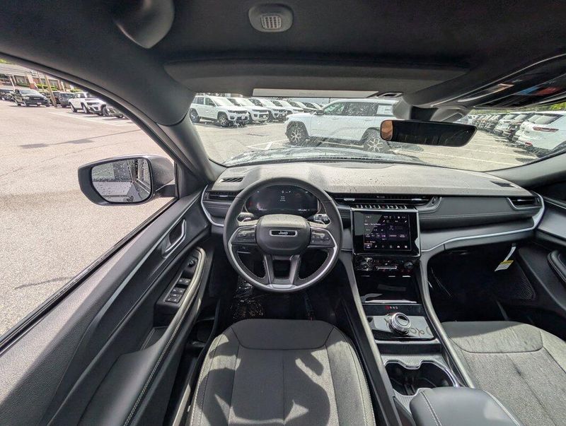 2025 Jeep Grand Cherokee Laredo X photo 14