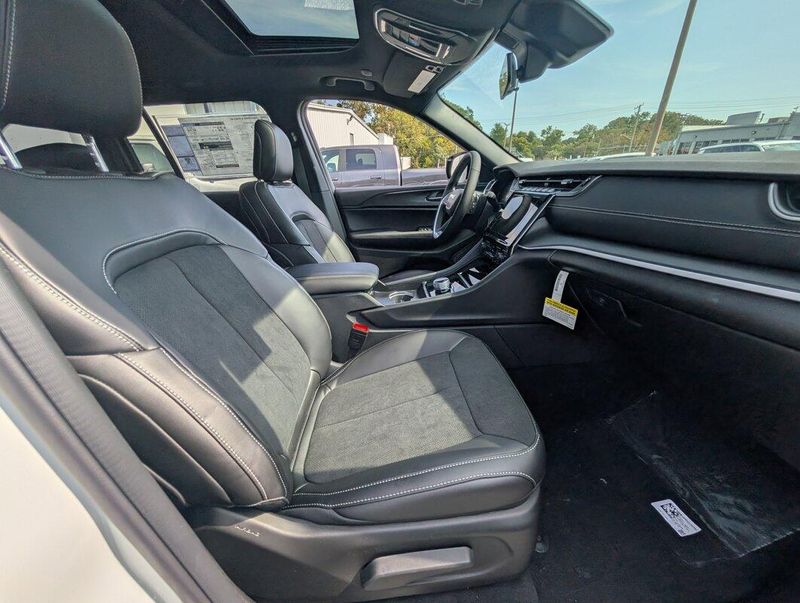 2025 Jeep Grand Cherokee Altitude photo 3