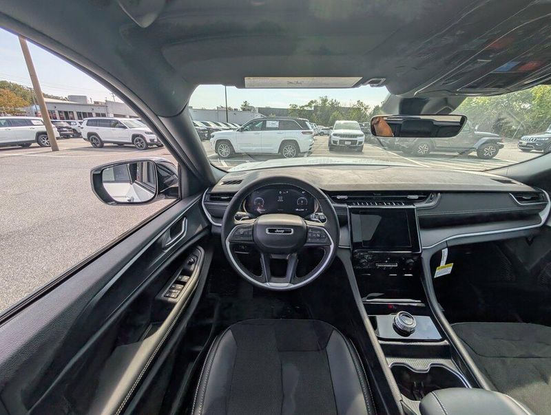 2025 Jeep Grand Cherokee Altitude photo 10