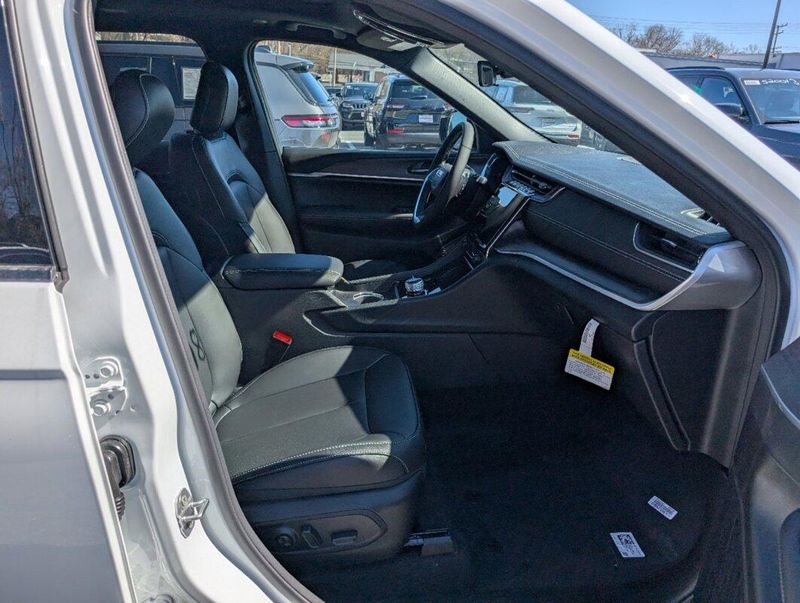 2025 Jeep Grand Cherokee L photo 4