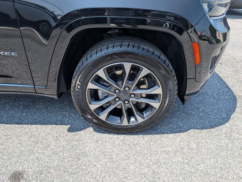 2021 Jeep Grand Cherokee Overland photo 3