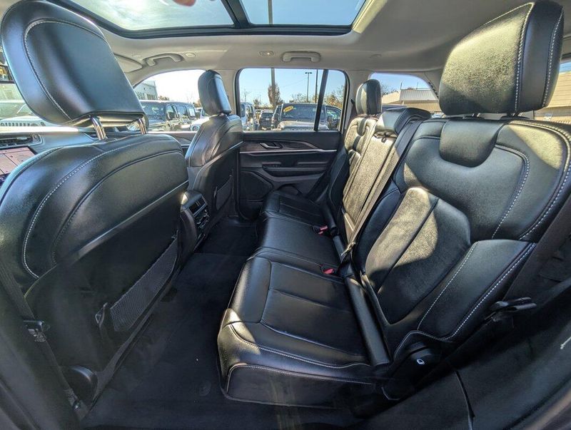 2023 Jeep Grand Cherokee Limited photo 2