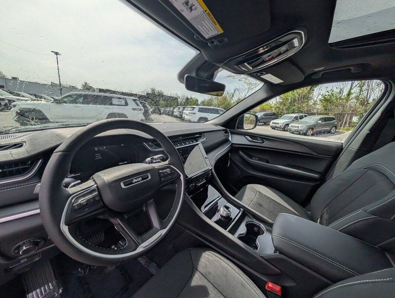 2025 Jeep Grand Cherokee Laredo X photo 11