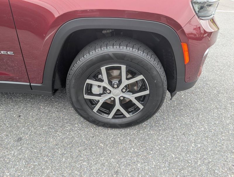 2024 Jeep Grand Cherokee Limited photo 2