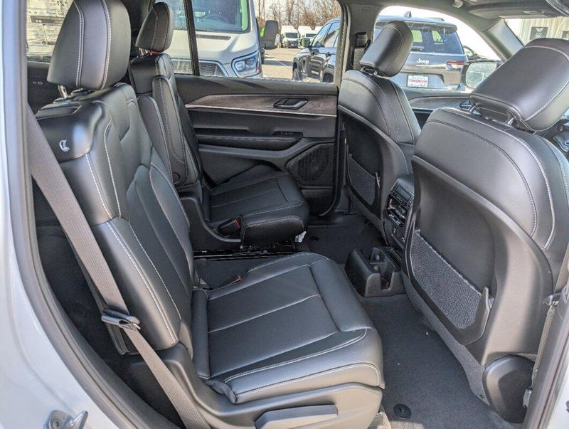 2025 Jeep Grand Cherokee L photo 4