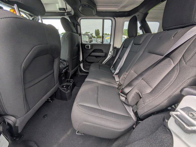 2020 Jeep Wrangler Unlimited Sahara photo 7