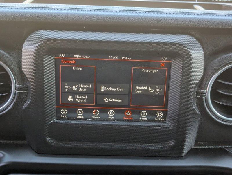 2021 Jeep Wrangler Unlimited Sahara photo 18