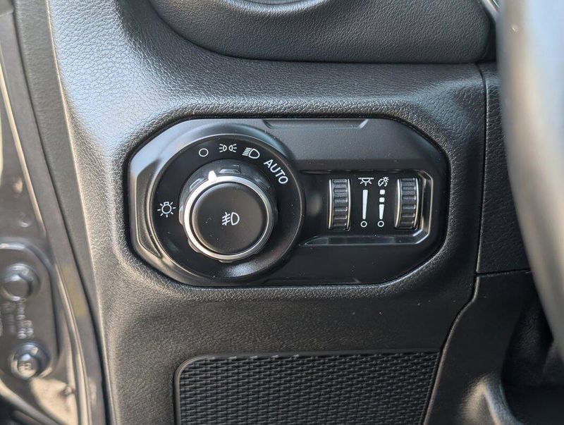 2021 Jeep Wrangler Unlimited Sahara photo 11