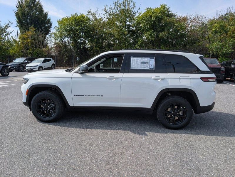2025 Jeep Grand Cherokee Altitude photo 22