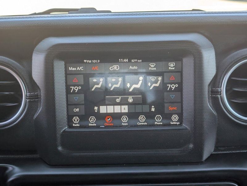 2021 Jeep Wrangler Unlimited Sahara photo 17