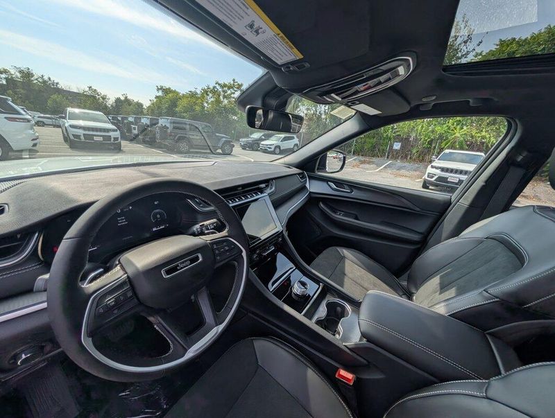 2025 Jeep Grand Cherokee Altitude photo 8
