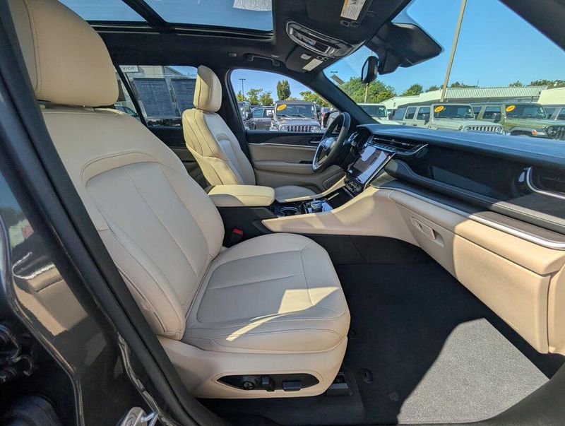 2023 Jeep Cherokee 4xe photo 2