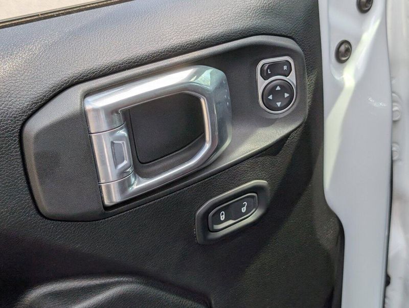 2021 Jeep Gladiator Willys photo 8