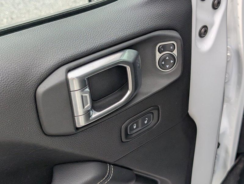 2020 Jeep Wrangler Unlimited Sahara photo 11