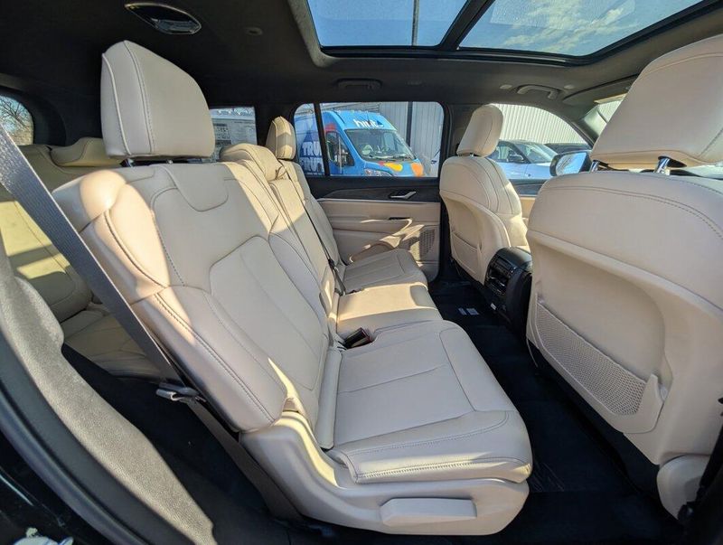 2025 Jeep Grand Cherokee L photo 4