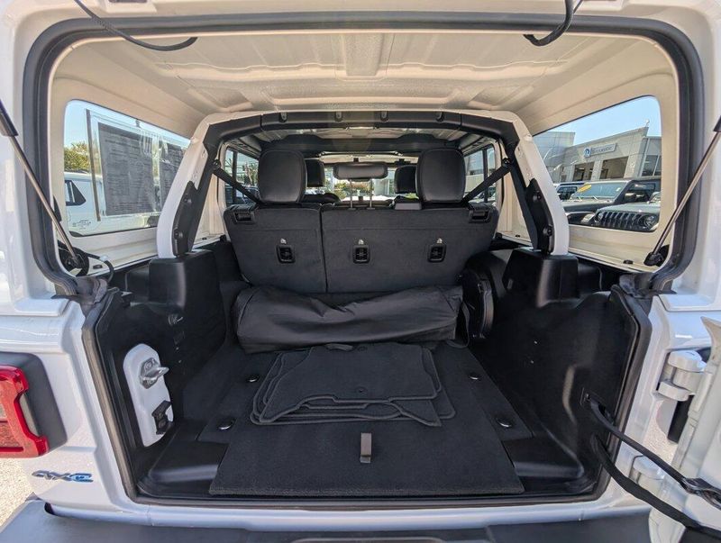 2022 Jeep Wrangler 4xe Unlimited Rubicon photo 2