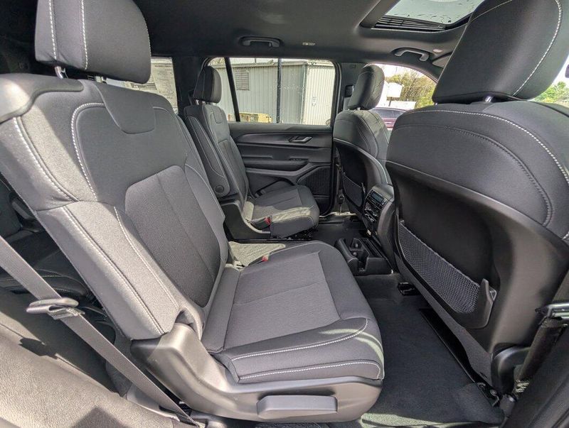 2025 Jeep Grand Cherokee Laredo X photo 5
