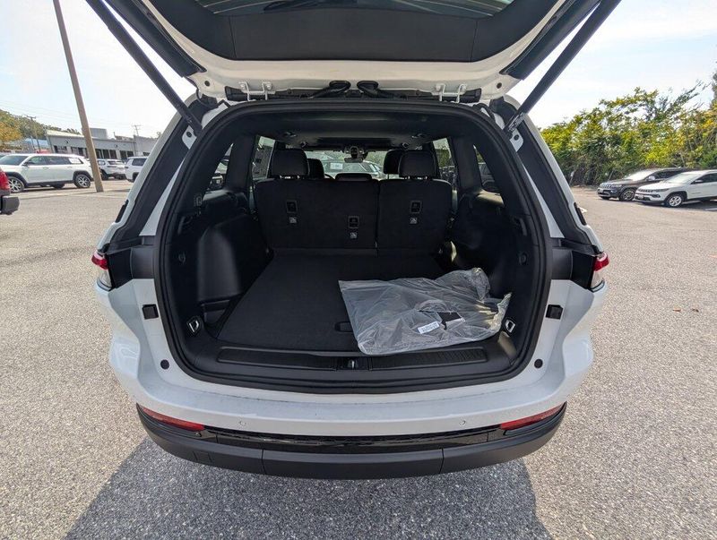 2025 Jeep Grand Cherokee Altitude photo 5