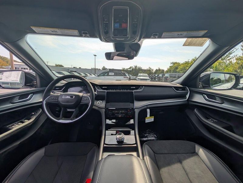 2025 Jeep Grand Cherokee Altitude photo 11