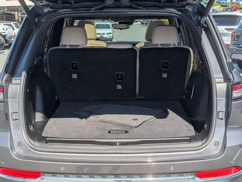 2023 Jeep Cherokee 4xe photo 4