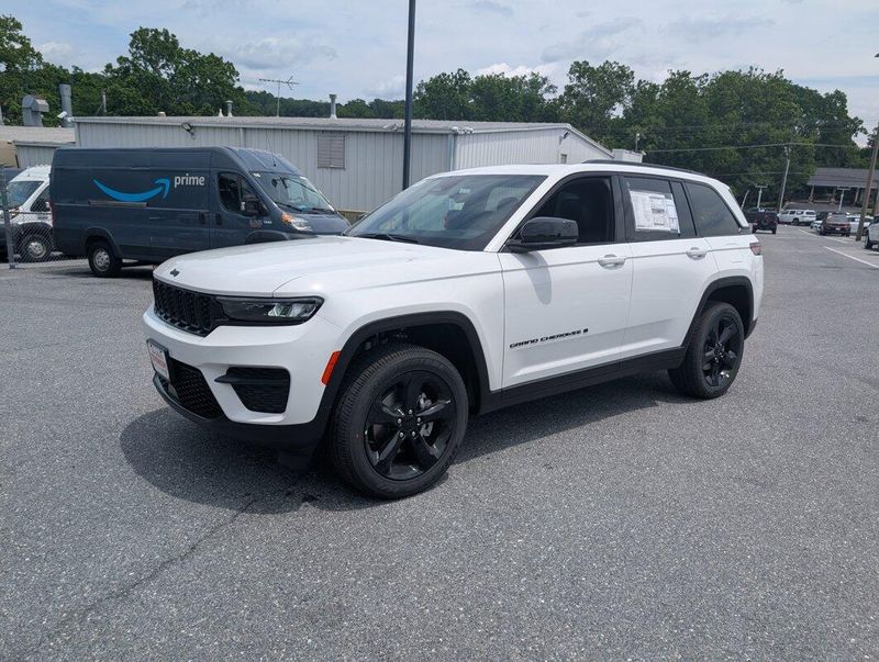 2025 Jeep Grand Cherokee Altitude X photo 2