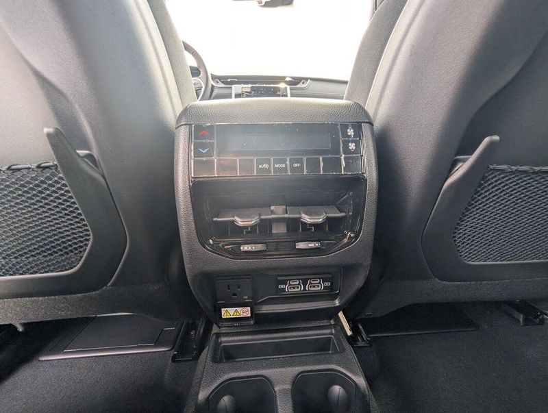 2025 Jeep Grand Cherokee Laredo X photo 12
