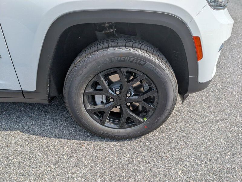 2025 Jeep Grand Cherokee Altitude photo 2