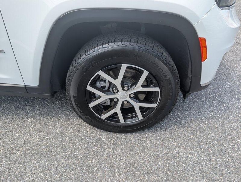 2024 Jeep Grand Cherokee Limited photo 2