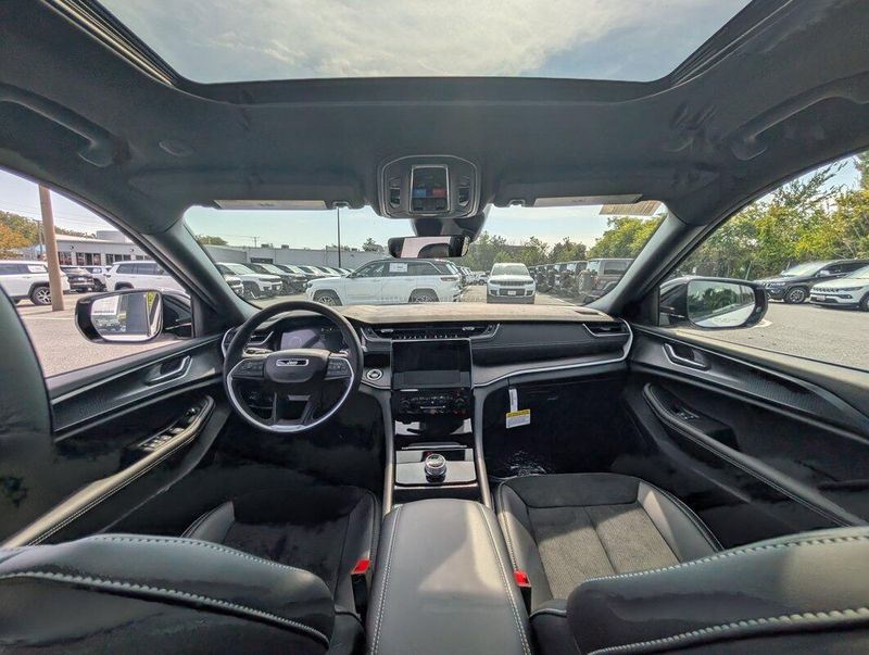 2025 Jeep Grand Cherokee Altitude photo 9