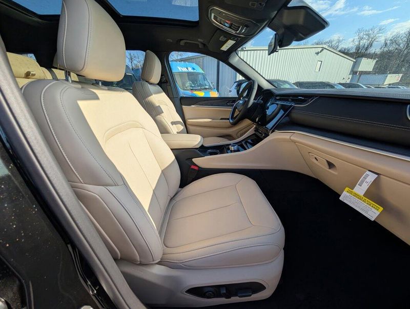 2025 Jeep Grand Cherokee L photo 3