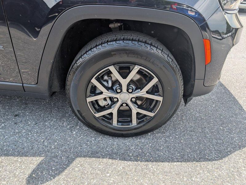 2024 Jeep Grand Cherokee Limited photo 3