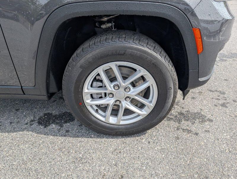 2025 Jeep Grand Cherokee Laredo X photo 3